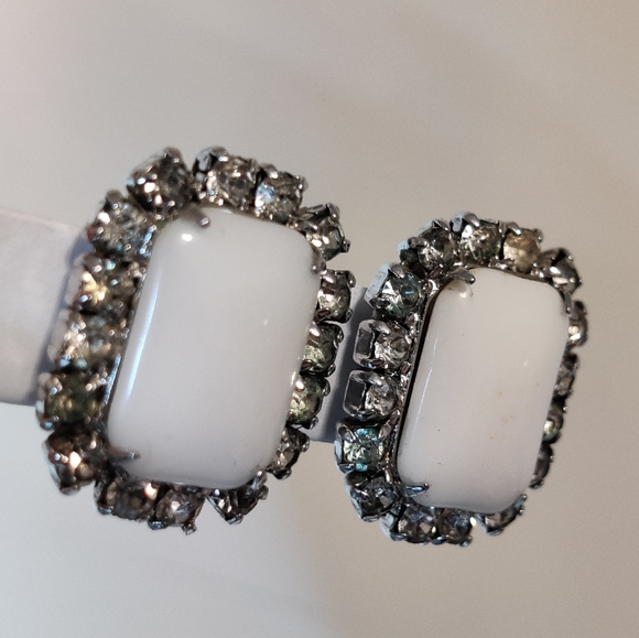 Vintage Signed Weiss White Milk Class Earrings - Picture 4 of 15